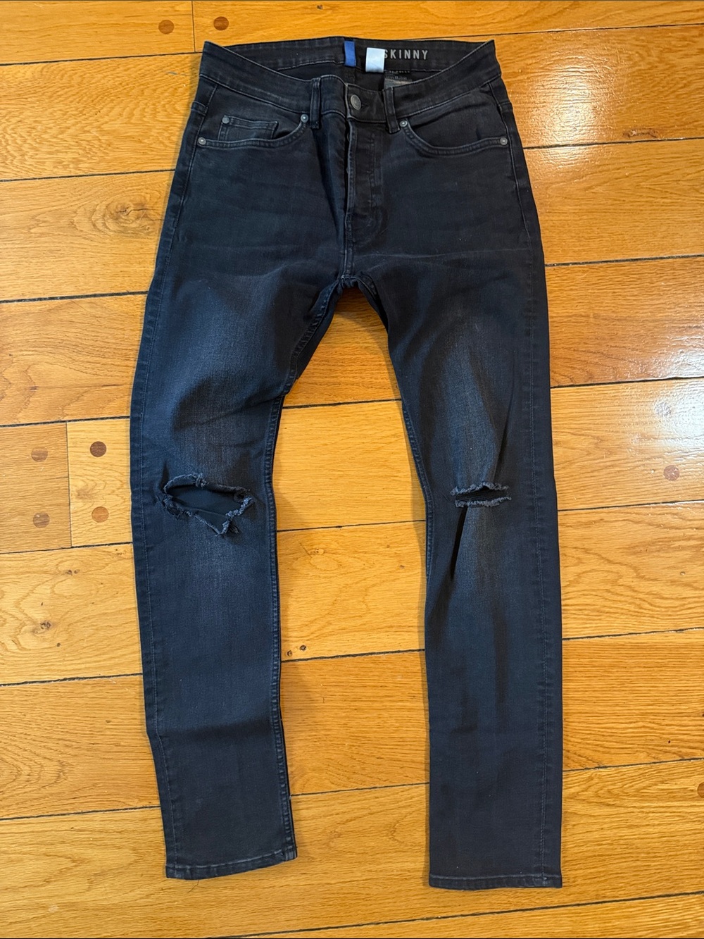 Divided Men’s Skinny Jeans in Black with Knee Rips